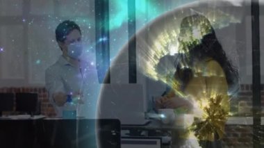 Küresel ağın, maske takmış çeşitli erkek ve kadın meslektaşların ofiste konuşmaları üzerine kurulması. covid salgını sırasında dijital olarak üretilen video sırasında küresel iletişim ağı teknolojisi kavramı.