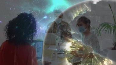 Ofiste çalışan maske takan çeşitli meslektaşlar üzerinde ışıldayan küresel ağın animasyonu. covid salgını sırasında dijital olarak üretilen video sırasında küresel iletişim teknolojisi kavramı.