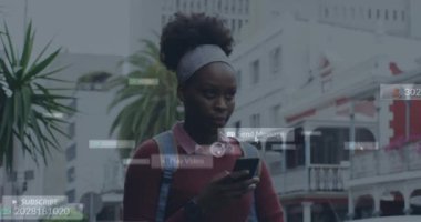 Afro-Amerikan kadınlarının şehir caddesinde akıllı telefon kullanmasıyla ilgili sosyal medya bildirimleri. küresel iletişim teknolojisi ve sosyal ağ konsepti dijital olarak oluşturulmuş video.
