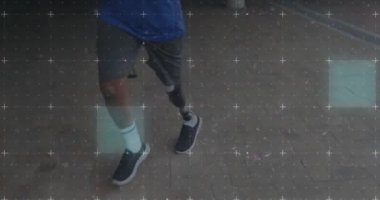 Şebeke ve veri işleme üzerinde protez bacağı olan erkek koşucunun animasyonu. spor, rekabet, başarı ve teknoloji konsepti, dijital olarak üretilen video.