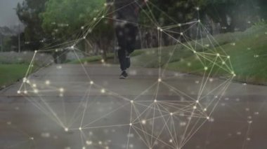 Dışarıda koşan protez bacaklı bir erkek sporcunun üzerinden geçen iletişim ağının animasyonu. spor, başarı ve iletişim teknolojisi konsepti, dijital olarak üretilen video.