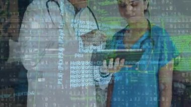 Tablet kullanan kadın ve erkek doktor üzerinde veri işleme animasyonu. küresel tıp, araştırma, teknoloji ve veri işleme kavramı dijital olarak oluşturulmuş video.