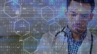 Erkek doktor üzerinde ikili kodlama veri işleme animasyonu. küresel tıp, araştırma ve veri işleme kavramı dijital olarak oluşturulmuş video.