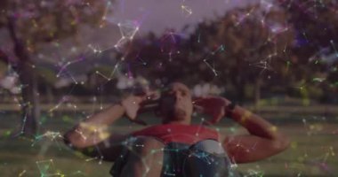 Protez bacaklı erkek sporcunun açık havada egzersiz yapması üzerine iletişim ağının animasyonu. spor, başarı ve iletişim teknolojisi konsepti, dijital olarak üretilen video.