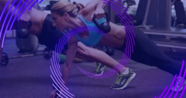 Spor salonunda egzersiz yapan kadın ve erkek üzerinde dönen mor çizgilerin animasyonu. spor ve spor konsepti, dijital olarak üretilen video.