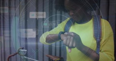 Sokakta akıllı adam kullanan mutlu Afro-Amerikan kadın hakkında sosyal medya bildirimleri. küresel iletişim teknolojisi ve sosyal ağ konsepti dijital olarak oluşturulmuş video.