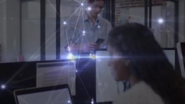 Ofiste bilgisayarlarla çalışan bir kadın için parlayan bağlantı ağının animasyonu. küresel iletişim ağı ve dijital arayüz teknolojisi konsepti dijital olarak oluşturulmuş video.