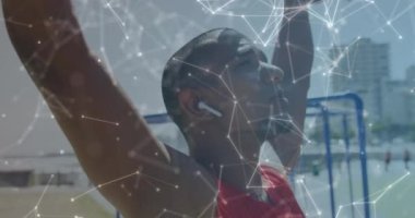 Açık havada ağırlık kaldıran gülümseyen erkek sporcu üzerinden iletişim ağı animasyonu. spor, başarı ve iletişim teknolojisi konsepti, dijital olarak üretilen video.