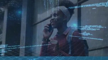 Şehirde akıllı telefondan konuşan gülen Afro-Amerikan kadının veri işleme animasyonu. küresel iletişim teknolojisi ve sosyal ağ konsepti dijital olarak oluşturulmuş video.