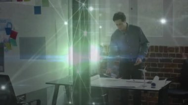 Ofisteki tablet kullanılarak işadamının bağlantı ağının animasyonu ve veri işleme sistemi. küresel iletişim ağı teknolojisi konsepti dijital olarak oluşturulmuş video.