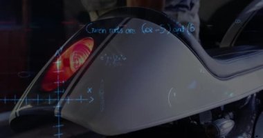 Matematiksel animasyon üzerinde yanıp sönen ışığı olan bir motosiklet animasyonu. Dijital bileşik video.
