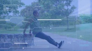 Dış mekanda egzersiz yapan protez bacaklı bir erkek sporcunun arayüz ve işlem verilerinin animasyonu. spor, başarı ve iletişim teknolojisi konsepti, dijital olarak üretilen video.