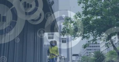 Medya simgelerinin animasyonu, City Caddesi 'nde maske takan Afro-Amerikan kadın üzerinde. covid salgını sırasında dijital olarak üretilen video sırasında iletişim teknolojisi ve sosyal ağ.