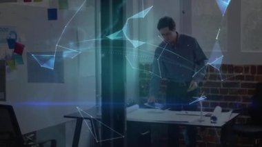 Ofiste tablet kullanan bir adam üzerinde ışıldayan küresel iletişim ağının animasyonu. küresel iletişim ağı ve dijital arayüz teknolojisi konsepti dijital olarak oluşturulmuş video.