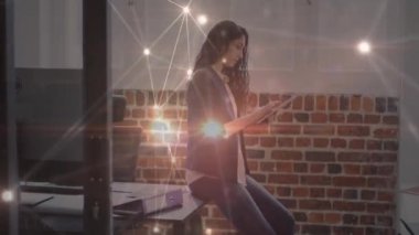 Ofiste tablet kullanan bir kadın için parlayan iletişim ağının animasyonu. küresel iletişim ağı ve dijital arayüz teknolojisi konsepti dijital olarak oluşturulmuş video.