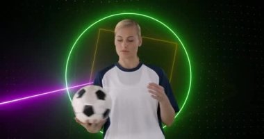 Neon tarayıcının veri işleme animasyonu ve elinde top tutan gülümseyen beyaz kadın futbolcu. spor, rekabet ve teknoloji konsepti, dijital olarak üretilen video.