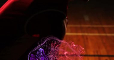 Afro-Amerikan erkek basketbolcu üzerinden kırmızı parçacıkların animasyonu. spor ve yarışma konsepti, dijital olarak oluşturulmuş video.