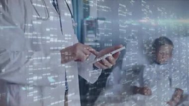 Erkek doktor üzerinde veri işleme animasyonu. küresel tıp, araştırma ve veri işleme kavramı dijital olarak oluşturulmuş video.