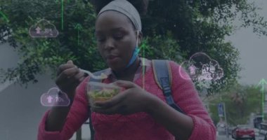 Pembe bulut simgeleri ve okların Afro-Amerikan kadınlarının şehir caddesinde yemek yemesi. küresel iletişim teknolojisi ve sosyal ağ konsepti dijital olarak oluşturulmuş video.