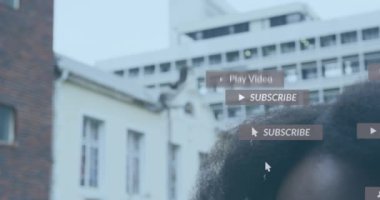 Afro-Amerikan bir kadının şehir caddesinde yumruk sallaması ile ilgili sosyal ağ bildirimleri. küresel iletişim teknolojisi ve sosyal ağ konsepti dijital olarak oluşturulmuş video.