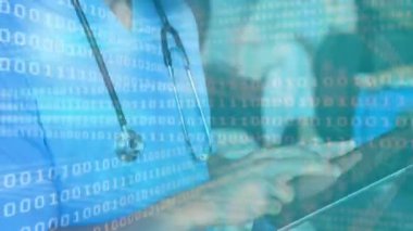 Erkek doktor üzerinde ikili kodlama veri işleme animasyonu. küresel tıp, araştırma ve veri işleme kavramı dijital olarak oluşturulmuş video.