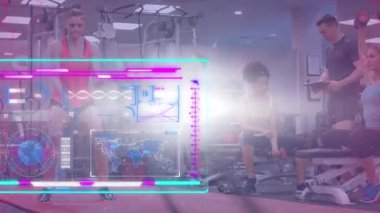 Spor salonunda egzersiz yapan insanların parlayan arayüz işleme verilerinin animasyonu. spor, başarı ve teknoloji konsepti, dijital olarak üretilen video.