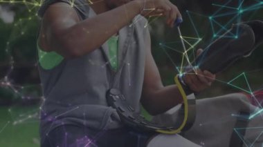 Erkek sporcuların dışarıda egzersiz yapmak için protez bacağı ayarlaması üzerine iletişim ağının animasyonu. spor, başarı ve iletişim teknolojisi konsepti, dijital olarak üretilen video.