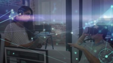 Ofisteki tablet ve vr kulaklık kullanan iş arkadaşlarının parlayan ağının animasyonu. küresel iletişim ağı ve dijital arayüz teknolojisi konsepti dijital olarak oluşturulmuş video.