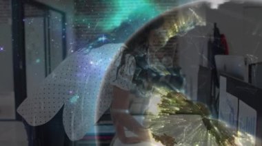 Ofisteki bilgisayarları kullanan yaratıcı iş kadını üzerinden ışıldayan küresel ağın animasyonu. küresel iletişim ağı teknolojisi konsepti dijital olarak oluşturulmuş video.