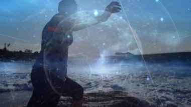 Güneşli sahilde denize giren bir kadın için ışıldayan küresel ağın animasyonu. küresel iletişim teknolojisi, boş zaman ve seyahat konsepti dijital olarak oluşturulmuş video.