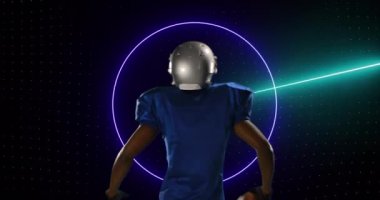 Amerikan futbolcunun topu tuttuğu mor tarayıcı veri işleme animasyonu. spor, rekabet ve teknoloji konsepti, dijital olarak üretilen video.