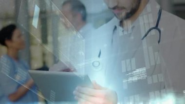 Tablet kullanan erkek doktorun veri işleme animasyonu. küresel tıp, araştırma, teknoloji ve veri işleme kavramı dijital olarak oluşturulmuş video.