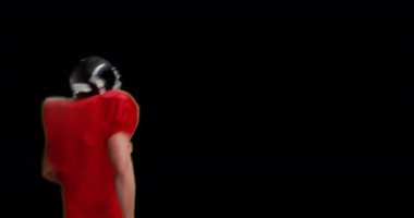 Kırmızı ve beyaz neon üçgenlerin animasyonu ve kutlayan beyaz erkek Amerikan futbolcusu. spor, rekabet ve teknoloji konsepti, dijital olarak üretilen video.