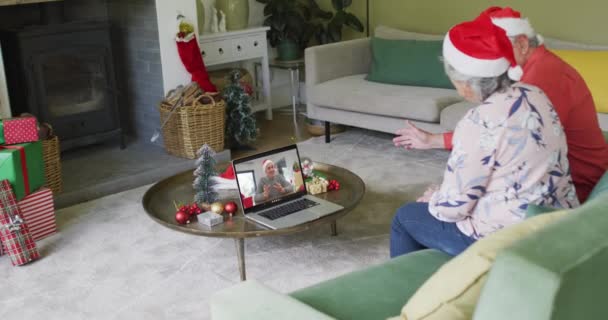 Ein Älteres Kaukasisches Paar Mit Weihnachtsmannmützen Benutzt Einen Laptop Für — Stockvideo