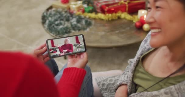 Lächelndes Asiatisches Paar Das Sein Smartphone Für Ein Weihnachts Videotelefonat — Stockvideo