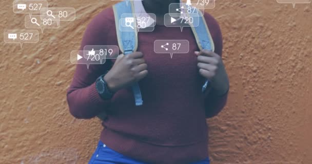 Анимация Уведомлений Социальных Сетях Над Смеющейся Африканкой Американкой Городской Улице — стоковое видео