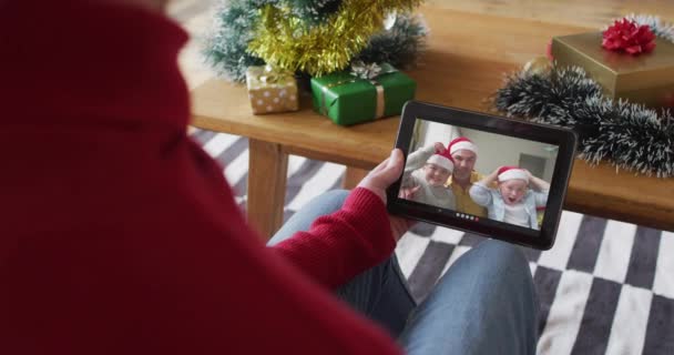 Hombre Caucásico Usando Tableta Saludando Para Videollamada Navidad Con Familia — Vídeos de Stock