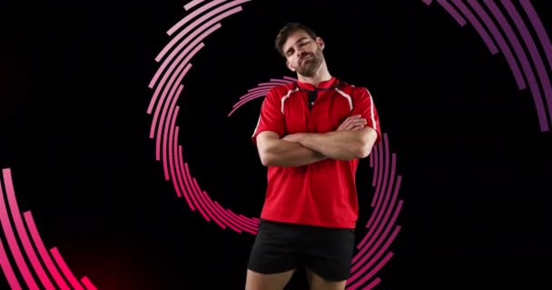 白人男性スポーツマンの肖像画と回転する赤い線のスパイラルのアニメーション スポーツと競争の概念デジタルで生成されたビデオ — ストック動画