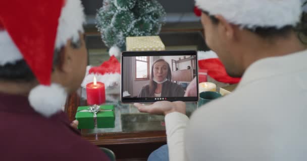 画面上の幸せな女性と誕生日の父と息子が手を振って クリスマスビデオの呼び出しのためのタブレットを使用しています クリスマスやお祭りや通信技術は — ストック動画