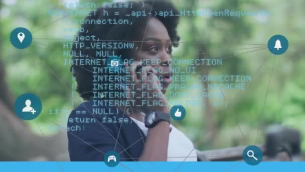 Animacja Sieci Ikon Mediów Danych Nad Afrykańską Amerykanką Korzystającą Smartfona — Wideo stockowe
