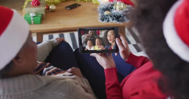 Mãe Filha Afro Americana Usando Tablet Para Chamada Vídeo Natal — Vídeo de Stock