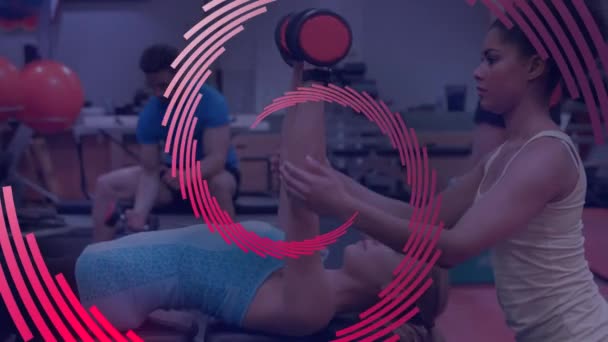 Animação Espiral Linhas Vermelhas Girando Sobre Treinador Fitness Feminino Cliente — Vídeo de Stock