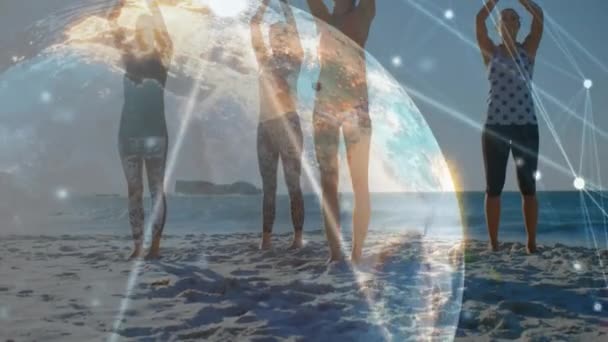 Animazione Incandescente Rete Globale Amiche Che Fanno Yoga Sulla Spiaggia — Video Stock