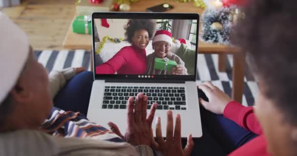 Madre Hija Afroamericanas Usando Portátil Para Videollamada Navidad Con Familia — Vídeo de stock