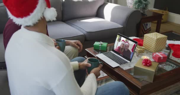 Бирасенсорный Отец Сын Используют Ноутбук Рождественского Видео Звонка Счастливой Парой — стоковое видео