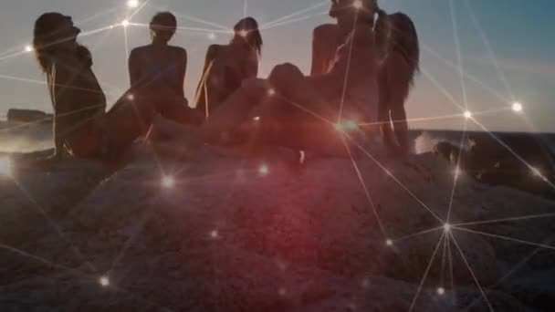 Анімація Мереж Сяючих Комунікацій Над Друзями Жінками Які Сміються Сонячному — стокове відео