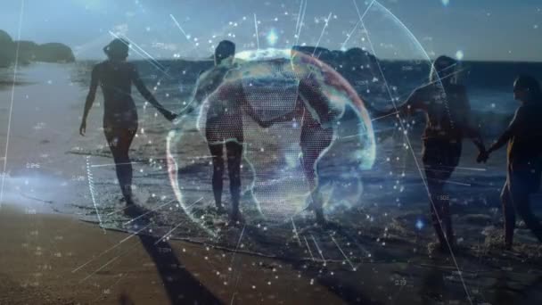 通过女性朋友手牵着手在夏日沙滩上散步 为发光的全球网络动画 全球通信技术 闲暇时间和数码视频旅行概念 — 图库视频影像
