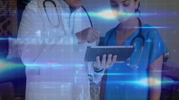 Tablet Kullanan Kadın Erkek Doktor Üzerinde Ikili Kodlama Veri Işleme — Stok video
