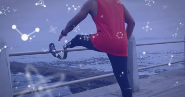 Animación Redes Comunicación Sobre Atleta Masculino Con Cuchilla Correr Estirándose — Vídeos de Stock