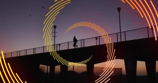 Animacja Pomarańczowej Spirali Obracającej Się Nad Człowiekiem Biegnącym Moście Zachodzie — Wideo stockowe